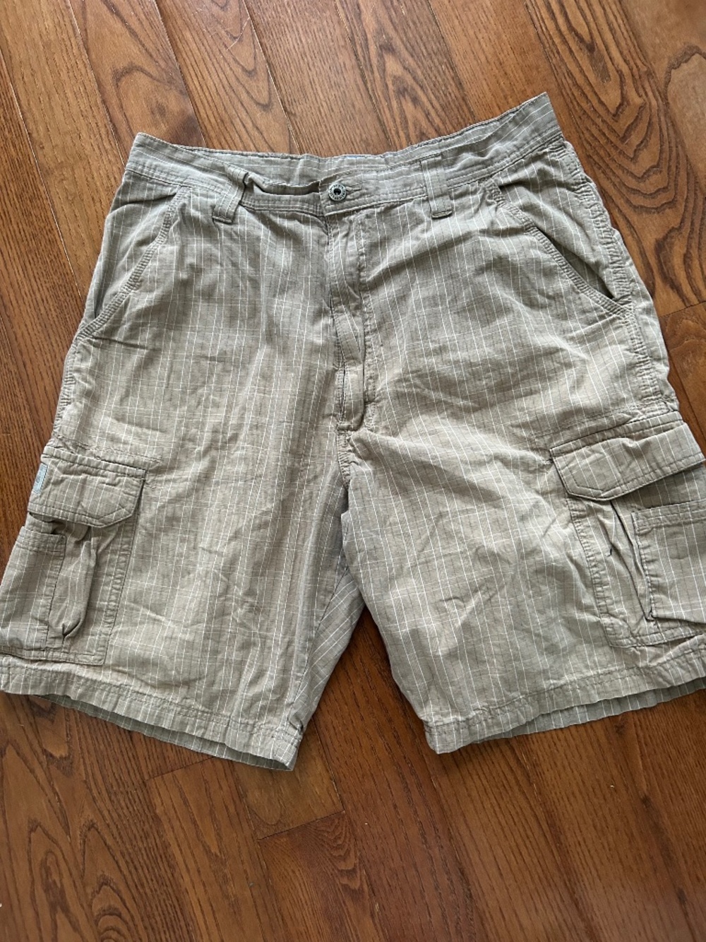Wrangler Cargo plaid shorts
